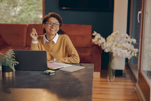 Frau arbeitet im Homeoffice am Laptop – virtueller Arbeitsplatz mit Cloud Desktop